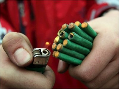 Hombre sufre lesiones en la mano al explotarle un petardo en Villarrica
