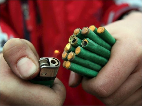 Hombre sufre lesiones en la mano al explotarle un petardo en Villarrica