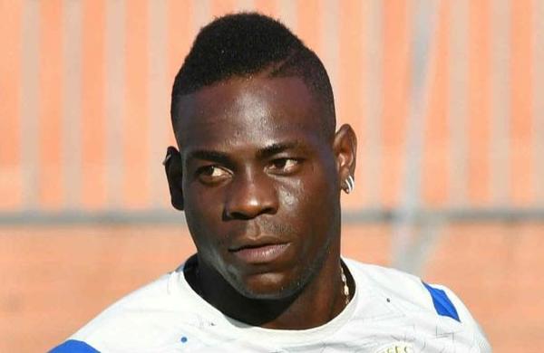 La loca noche de Año Nuevo de Balotelli: terminó chocando su auto en la casa del vecino - SNT