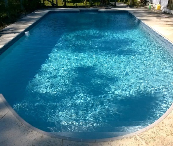 Saltó a una piscina, pero cayó fuera y murió