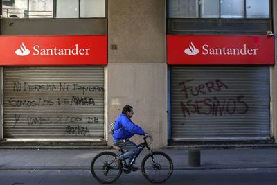 Economía chilena vuelve a caer en noviembre (-3,3%), afectada por crisis social