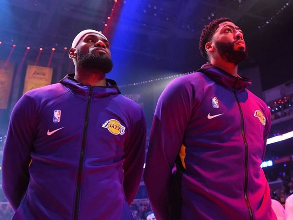 Los Lakers opacan a los Phoenix Suns con su primera victoria del año