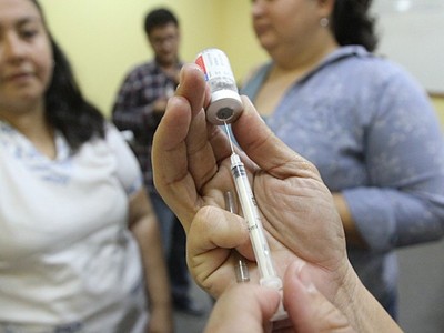 Vacunación contra fiebre amarilla: 'a veces la gente viene a agredir porque viene muy a última hora', denuncian
