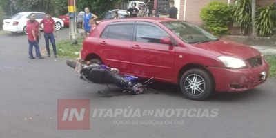 MOTOCICLETA QUEDÓ BAJO UN AUTOMÓVIL TRAS COLISIÓN