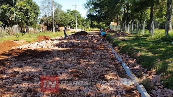 EJECUTAN OBRAS FRENTE A ESCUELA PETRONA VERA DE ARTIGAS.