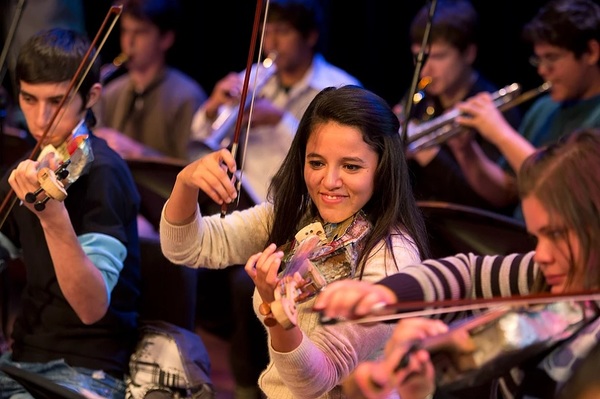 La Orquesta de Instrumentos Reciclados de Cateura llega a madrid ante reina Sofía