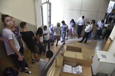 Con la mente en la playa, forman largas filas para vacunarse contra fiebre amarilla - Nacionales - ABC Color