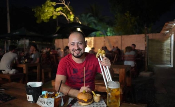 HOY / Noche de chopp y hamburguesas por una operación