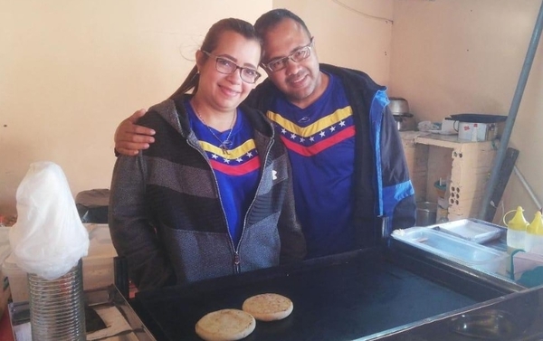 Vendiendo asaditos, venezolano pudo traer al Paraguay a toda su familia