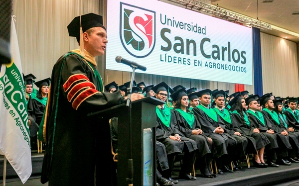 La Universidad San Carlos renovó imagen y autoridades