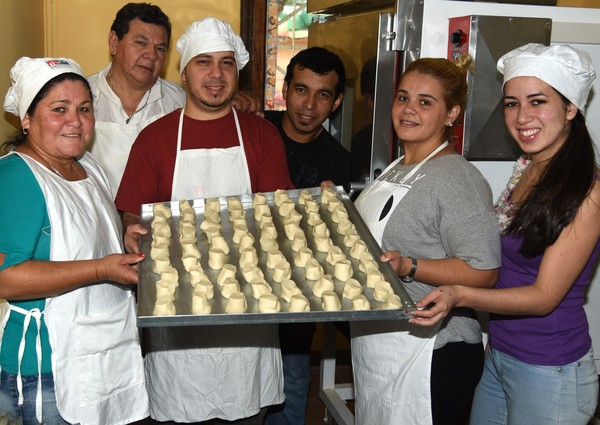 Tras superar crecida del río, jóvenes montan y llevan adelante una panadería