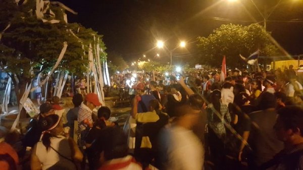 Ciudadanos indignados escracharon anoche al Intendente de Concepción