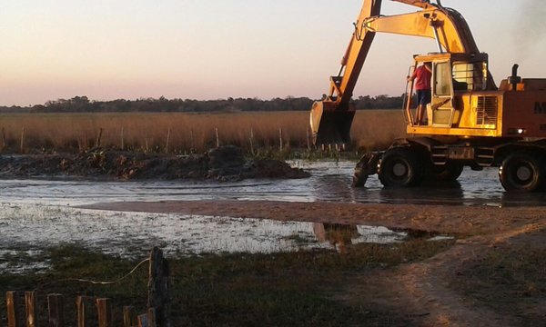 Pobladores de Tacuaras trabajan con el MOPC para recuperar los caminos