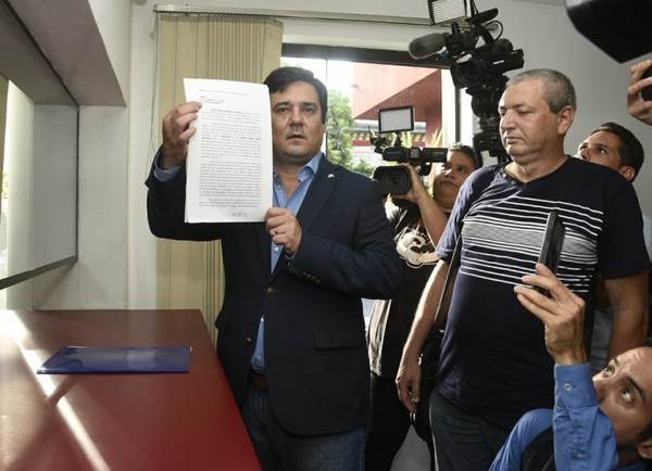 Senadores plantean tratar la destitución de Salyn Buzarquis
