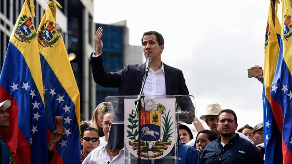 Juan Guaidó llamó al levantamiento militar contra Nicolás Maduro