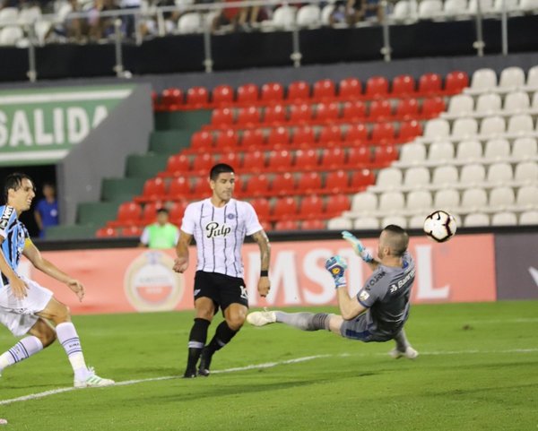 Un Libertad ya clasificado cedió el invicto ante Gremio