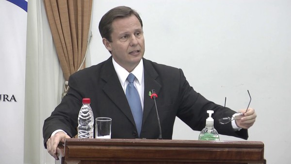 Mario Abdo firma el decreto y Martínez Simón asume como ministro de la Corte