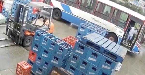 Se bajó del micro, robó cervezas y siguió viaje