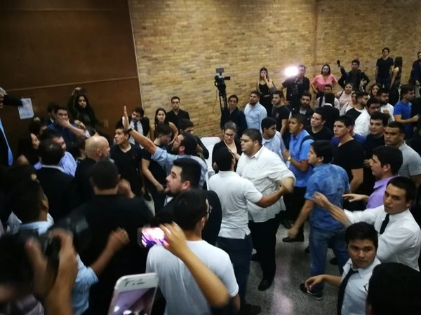 Movimiento opositor es acusado de iniciar los incidentes en Derecho UNA