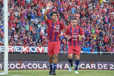 Cerro Porteño golea y mete presión en la pelea por el título