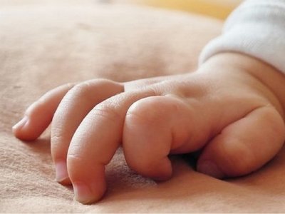Madre pide una cama de terapia intensiva para su hija de 3 años