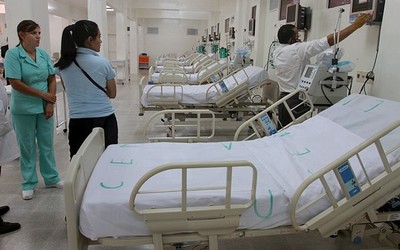 Madre clama por una cama de terapia intensiva para su hija de 3 años
