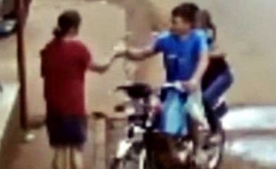 Pareja hurta alta suma de dinero de un copetín con bebé en brazos