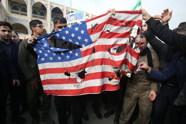 Irán clama venganza tras la muerte de poderoso general en bombardeo de EEUU en Irak