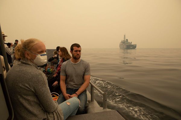 La marina australiana evacúa una ciudad cercada por los incendios forestales