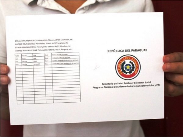 Hombres golpean a enfermera en puesto de vacunación, denuncian