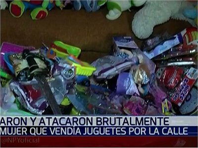 Motochorros atacan brutalmente a una vendedora frente a su casa