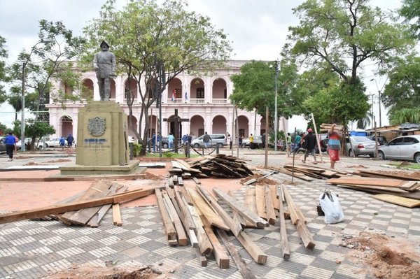 Intendente plantea enrejar plazas situadas frente al Congreso y al Cabildo