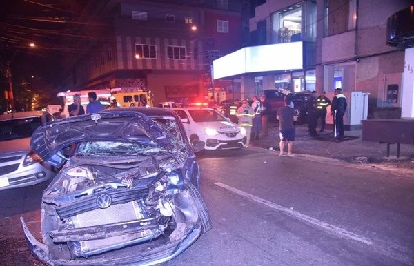 HOY / Ebrio huyó de control, cruzó luz roja y chocó contra auto