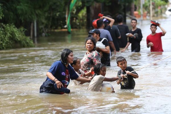 Al menos 43 muertos y una decena de desaparecidos en inundaciones en Indonesia - Mundo - ABC Color