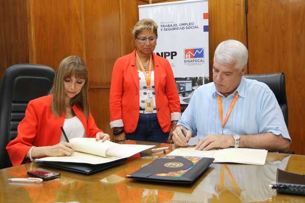 Acuerdan insertar en obras públicas a jóvenes y adultos capacitados por la cartera de Trabajo | .::Agencia IP::.