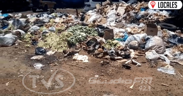 Basura en la Placita Municipal de Encarnación genera un ambiente insalubre