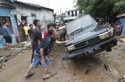 43 fallecidos y 397000 desplazados por inundaciones en Indonesia » Ñanduti