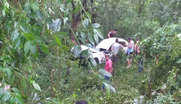 HOY / Accidente en Alto Paraná: auto volcó al costado de la ruta y dejó saldo de 5 heridos
