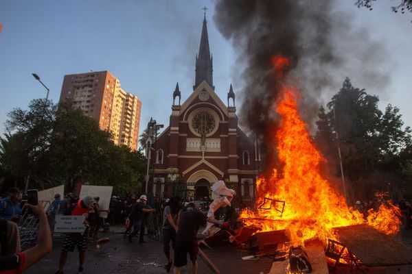 Incendio en iglesia de la policía en primera protestas del año en Chile - Mundo - ABC Color