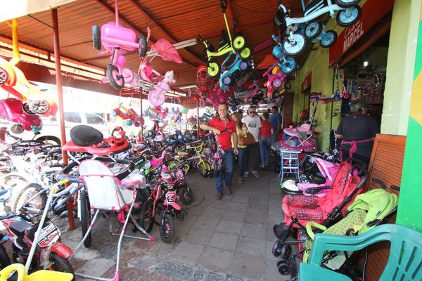 En víspera de los Reyes Magos, los juguetes ya copan veredas