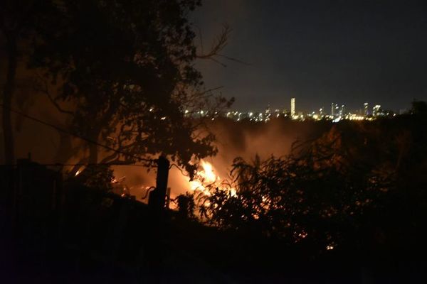 Incendio de basural camino el club Mbiguá - Nacionales - ABC Color
