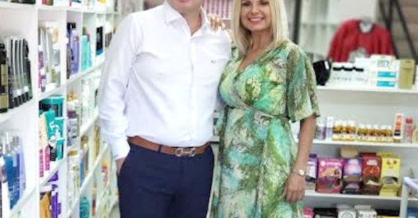 Carlos Troche vende ahora cosméticos