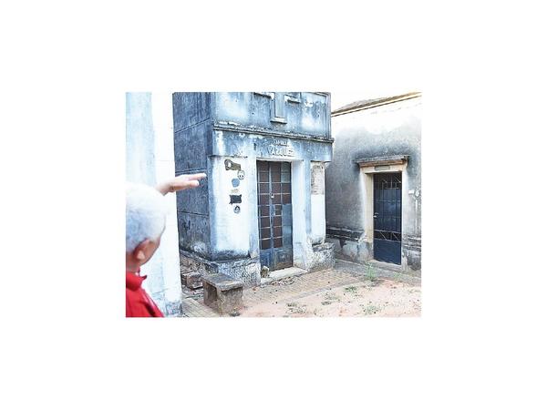 Cementerios sucios y profanados por poco personal