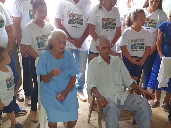 Abuelos celebran 60 años de bodas