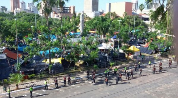 El Frente Guasu se opone a enrejar la plaza de armas, comuna arguye ahorro millonario - Informate Paraguay
