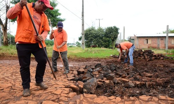 Con funcionarios municipales reparan empedrados