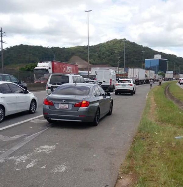 Paraguayos son escrachados en Camboriú por adelantar por la banquina