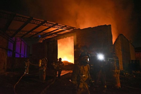 Se incendia depósito de insumos médicos