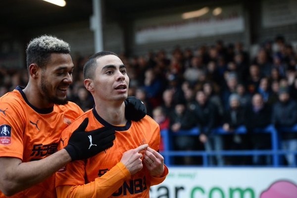 Golazo de Miguel Almirón en la FA Cup