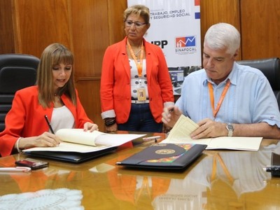 Suscriben acuerdo para insertar en obras públicas a jóvenes y adultos capacitados por la cartera de Trabajo
